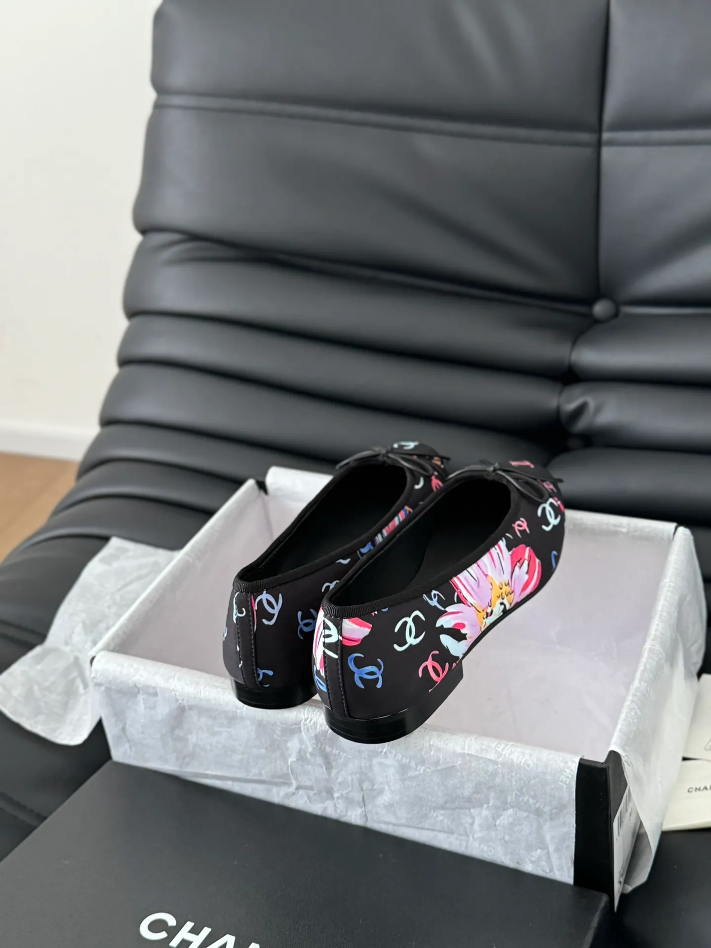 👟👟Ex-factory price 480👟👟 Purchasing-grade Chanel new color ballet shoes, original 1:1 replica, a classic among classics, perfect whether paired with trousers or skirts. The small round toe design is very good at modifying the foot shape, a must-have for little fairies! Heel height: 2.5cm Size: 35-41 (40/41/42/43 customized, non-refundable)